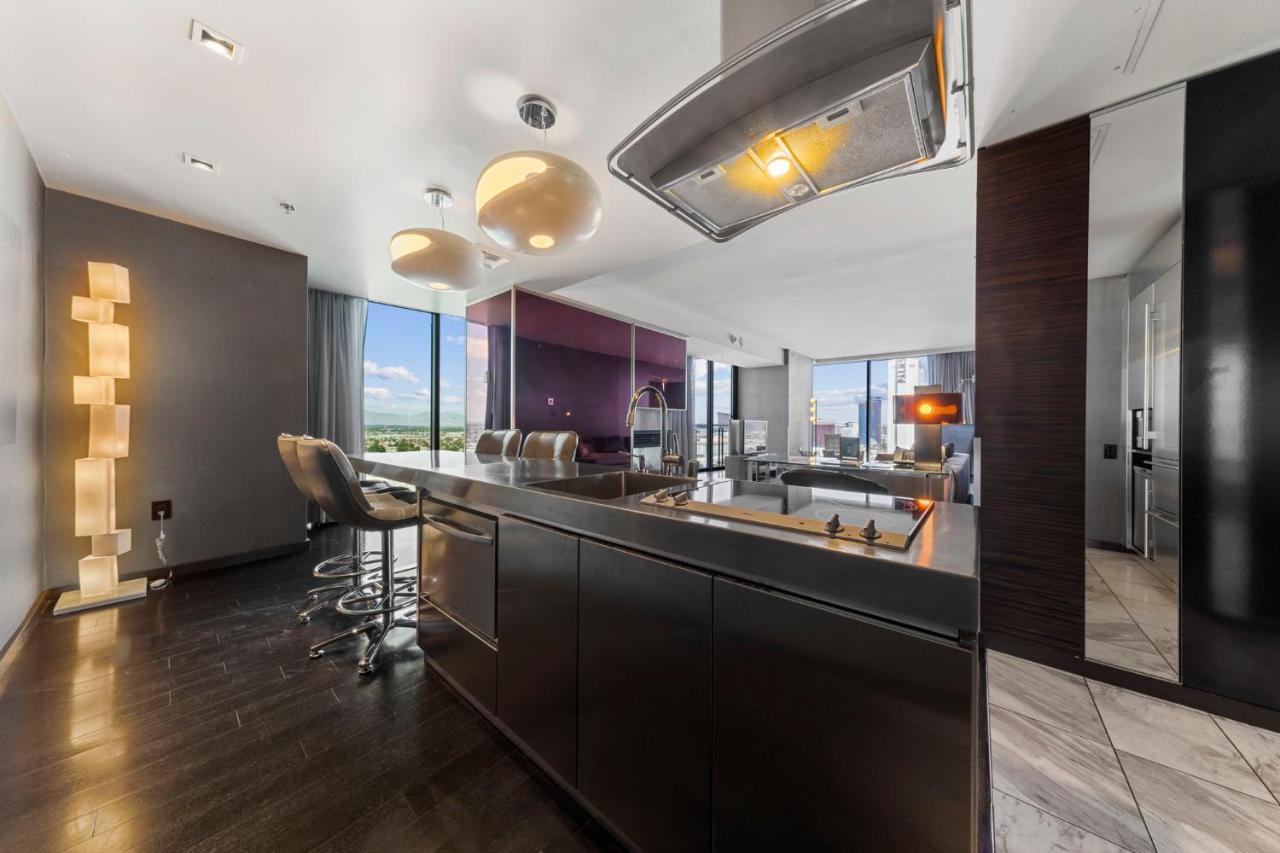 Huge Modern Luxury 17 Floor Panoramic Corner Suite With Open Balcony ラスベガス エクステリア 写真